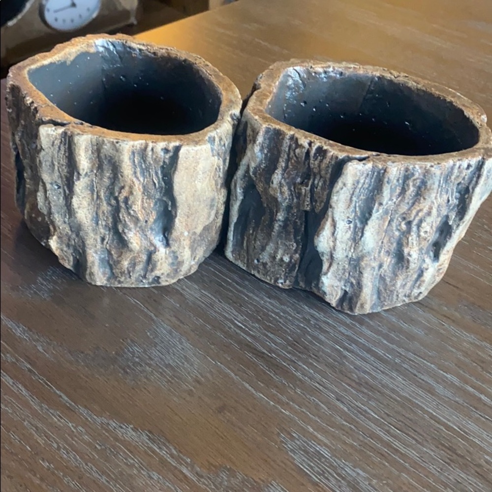 2 Small ceramic material, wood—look planters